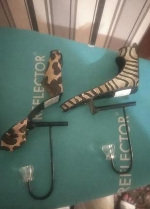 Стильная декорация из металла туфли с вешалками германия