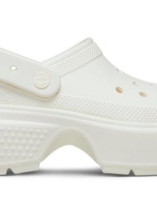 Сабо This runner did a fast half marathon in MULTI crocs