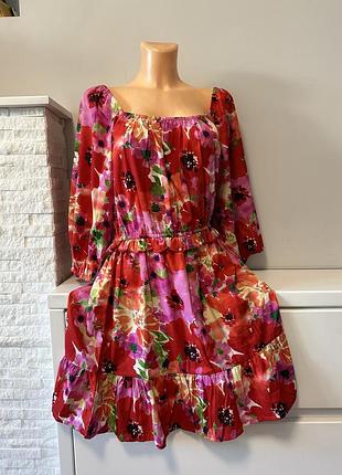 Яскрава сукня