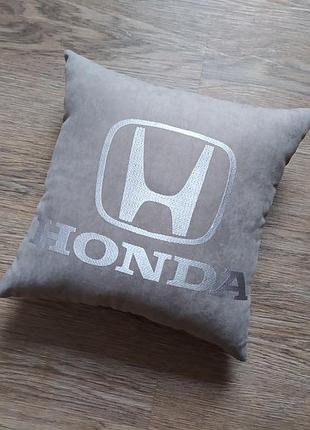 Авто подушка з вишивкою логотипу марки хонда honda сірий подарунок автомобілісту 00185