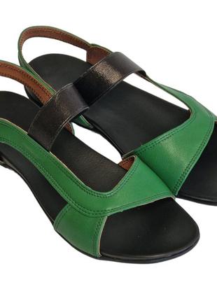 Босоножки женские кожаные на удобной плоской подошве зеленого цвета 36-41