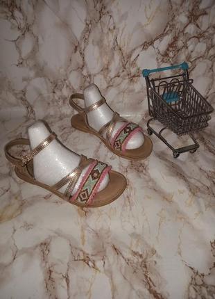 Кожаные босоножки цвета розового золота, с вышивкой бисером