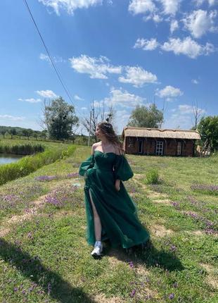 Неймовірна смарагдова сукня 😍