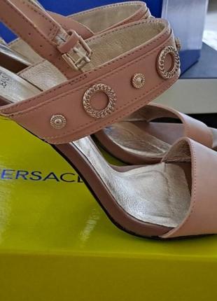 Босоніжки шкіряні versace