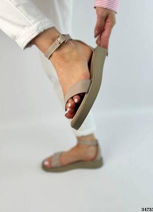 Натуральні шкіряні бежеві босоніжки на потовщеній підошві із закритою п'яткою