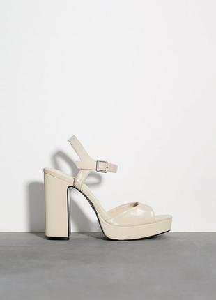 Босоніжки, сандалі на платформі zara