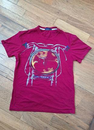 Червона футболка