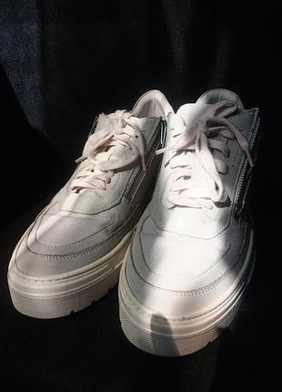 Светло-серые итальянские кеды с функциональными молниями