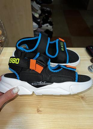 Босоножки новые