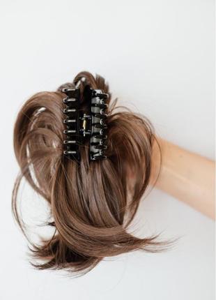 Ровный короткий темно русый хвост на заколке крабе