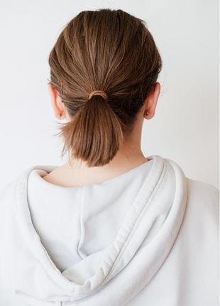 Ровный короткий темно русый хвост на заколке крабе
