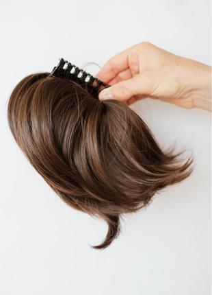 Ровный короткий темно русый хвост на заколке крабе