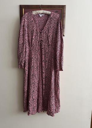 Стильное батальное натуральное платье в леопардовый принт макси