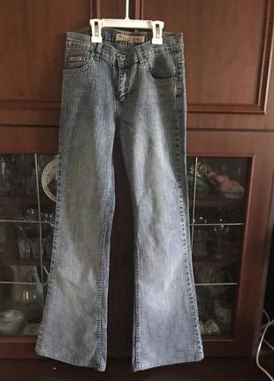 Женские джинсы