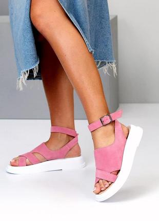Рожеві класичні босоніжки на білій платформі в натуральній замші, легкі базові