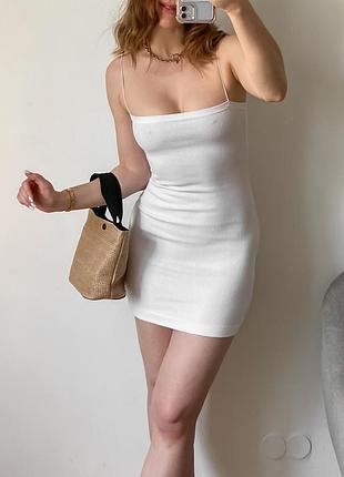 Белое платье мини в рубчик на эластичных бретельках