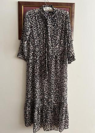 Стильное платье макси в леопардовый принт