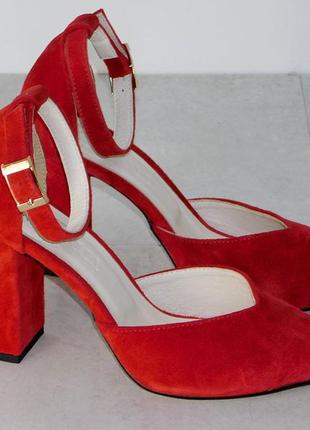 Туфли замшевые на устойчивом каблуке женские с ремешком красные10 фото