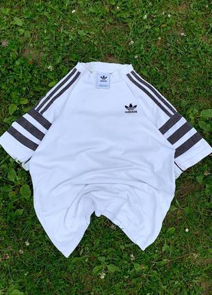 Белая футболка adidas