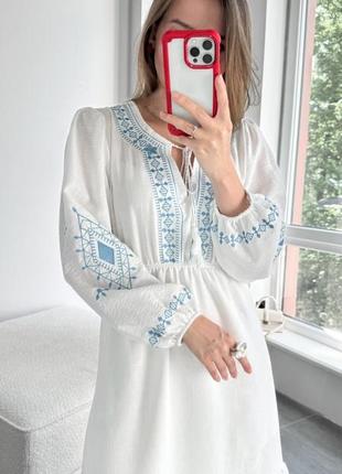 Біла сукня максі з синьою вишивкою💙