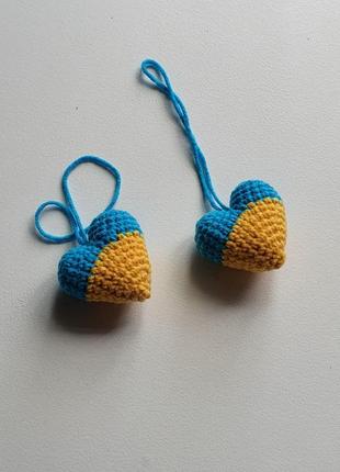 Брелок украина, патриотический вязаный брелок, сердце