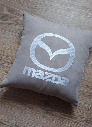 Авто подушка з вишивкою логотипу марки мазда mazda сірий подарунок автомобілісту 00186