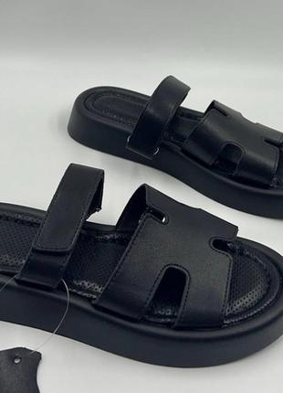 Чорні шльопанці з натуральної шкіри з помʼякшеною устілкою