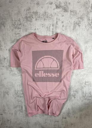 Розовая футболка ellesse с крупным черным принтом: стиль и изысканность