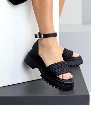 Чорні босоніжки