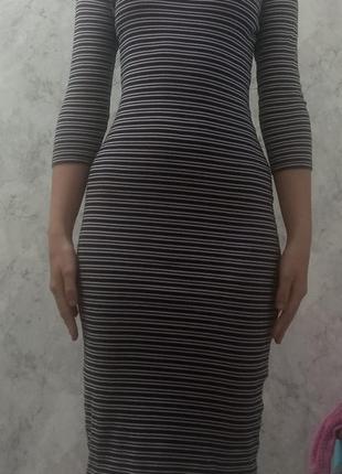 Довга смугаста сукня