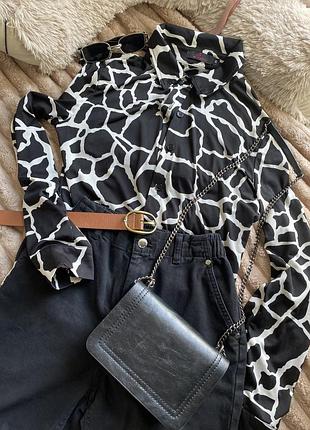 Жіноча сорочка вільного крою з цікавим принтом