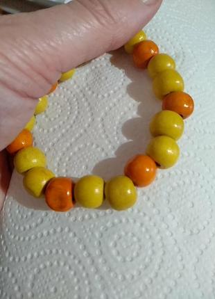 Браслет из деревянных бусин на резинке