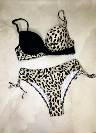Леопардовый принт с черным купальник анжелика с высокими плавками на завязках бразилиана
