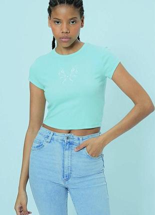 Коротка футболка бренду bershka