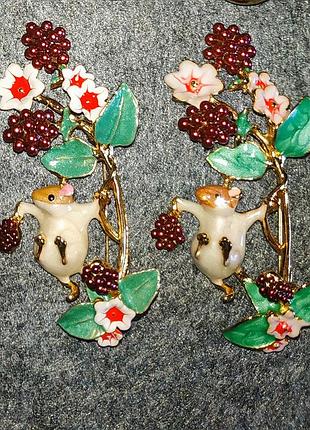 Брошка "білка на гілочці винограду з гронами", дуже красива та якісна прикраса із зручною застібкою буде прикрасою для вашого одягу, нова