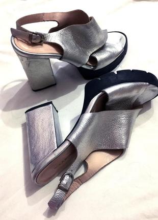Серебристые босоножки на высоком квадратном каблуке.