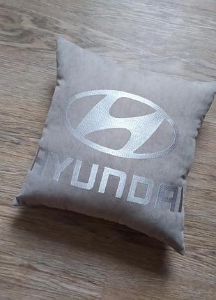 Авто подушка з вишивкою логотипу марки хендай хюндай hyundai сірий подарунок автомобілісту 00184