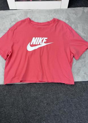Женская футболка nike sportswear essential