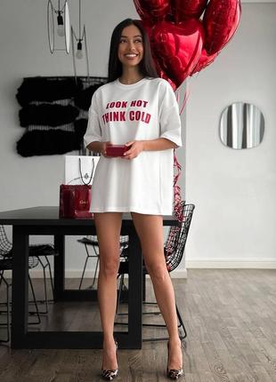 Біла жіноча футболка вільного крою з принтом