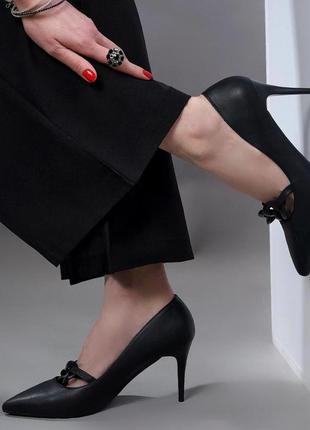 Туфлі жіночі чорні на шпильці з гострим носком класичні