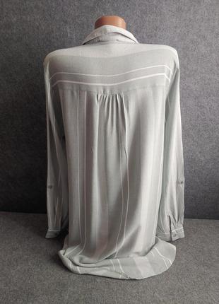 Удлиненная рубашка серо-бирюзового цвета в белую вертикальную полоску3 фото