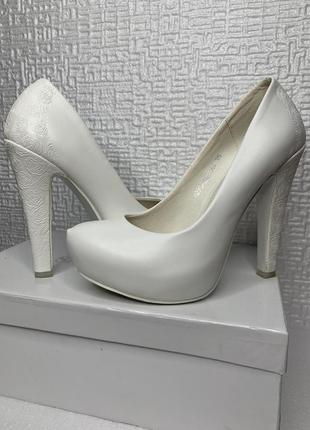 Туфлі 35 розмір обрамлений каблук білий колір1 фото