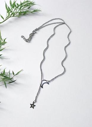 Красивий сріблястий ланцюжок місяць і зірка