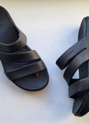 Жіночі оригінальні шльопки від бренду
crocs