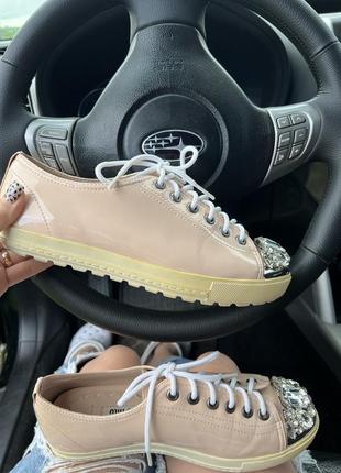 Оригинальные кеды с камушками miu miu пудрового цвета размер 39