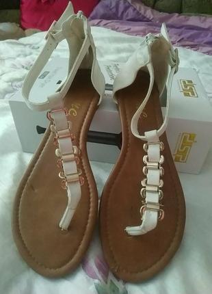 Білі босоніжки