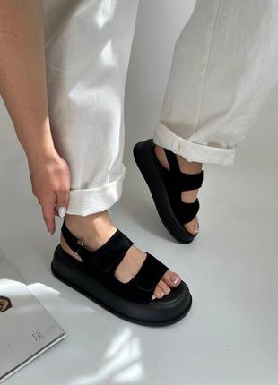 Босоніжки жіночі чорні з натуральної замші на низькому ходу 🩷