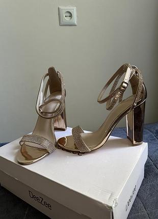 Босоніжки жіночі