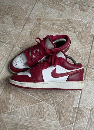 Кроссовки the air jordan 1 low  cardinal red gold