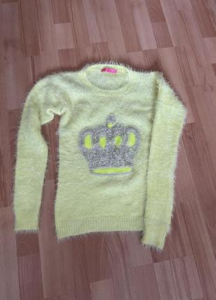 Пухнастий , яркий та мʼякий светр